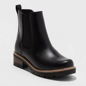 Women's Black Celina Chelsea Boots - Universal Thread - 9 WIDE WIDTH